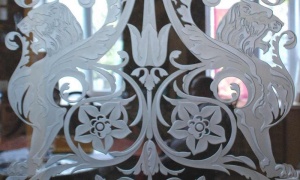 Пескоструйная обработка стекла: что собой представляет и в каких целях используется?