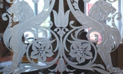 Пескоструйная обработка стекла: что собой представляет и в каких целях используется?